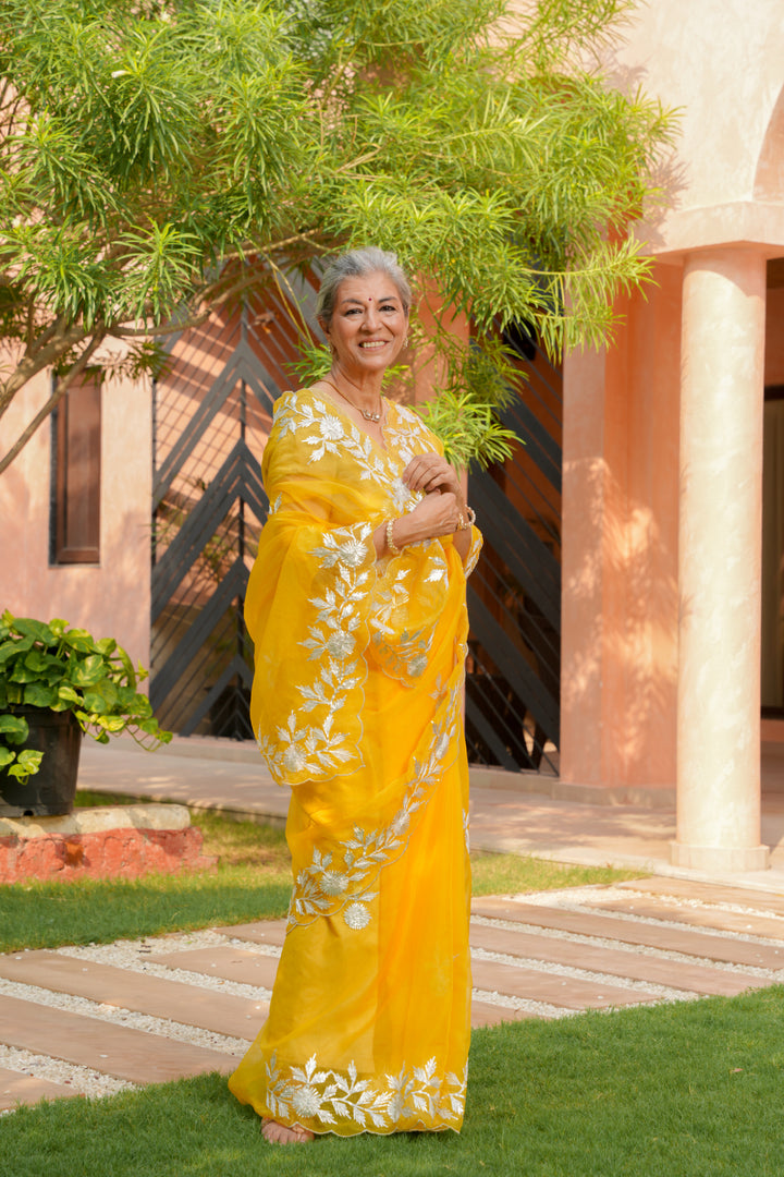 saree with white patterns